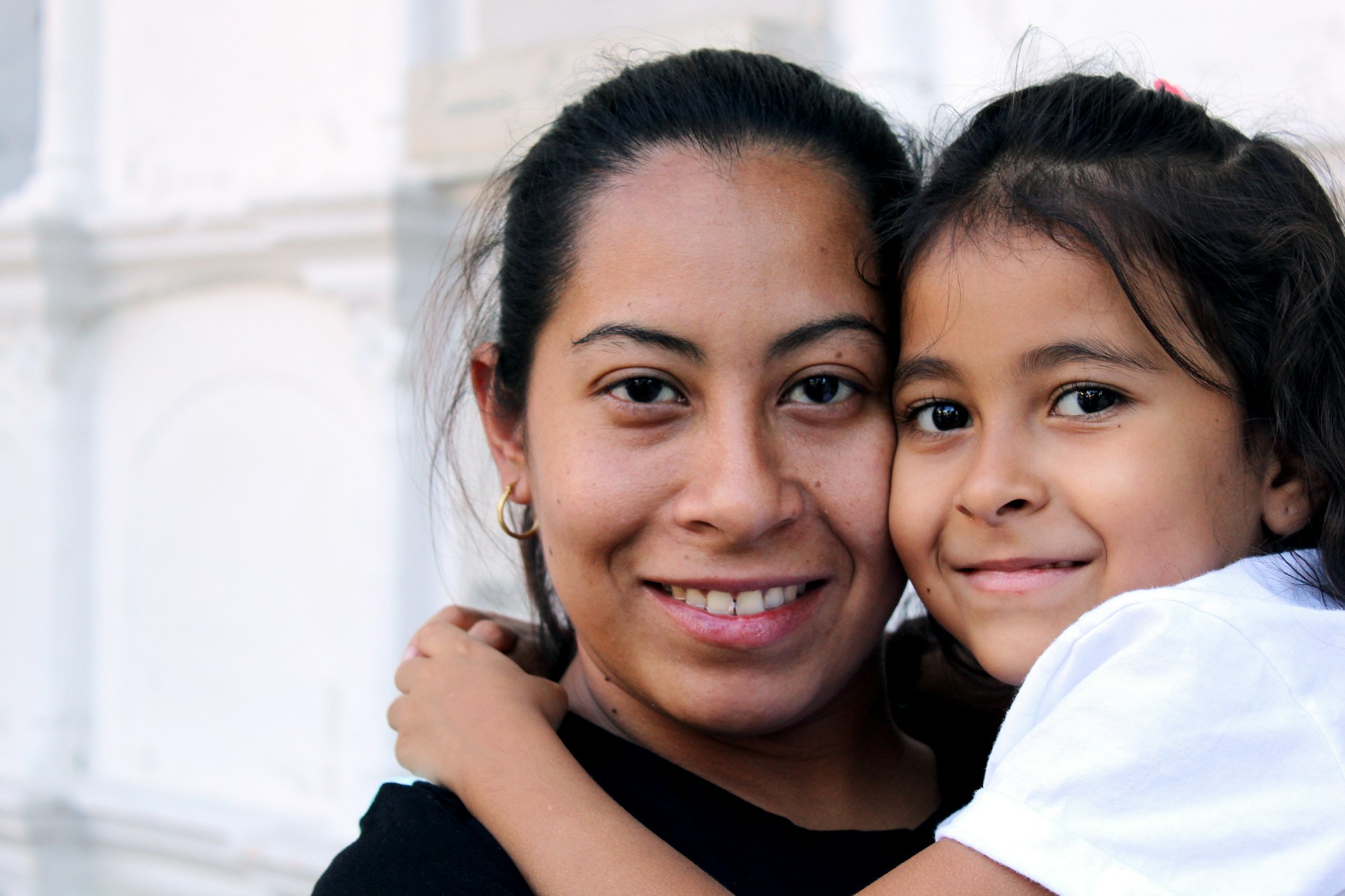 Una madre y su hija en la puerta de su casa en Piura